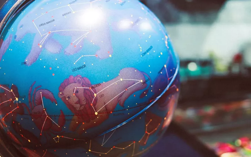 Csillagképek asztali földgömbön