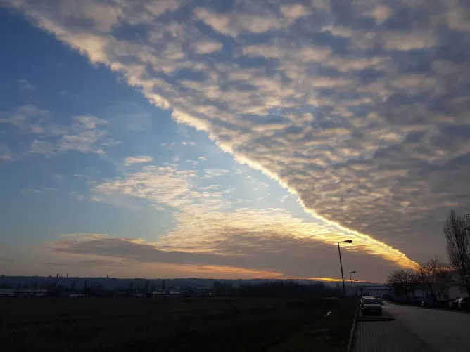 Csipkés szélű felhőfront