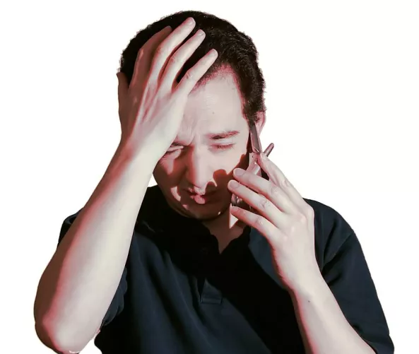 Kissé meggyötört, telefonáló férfi...