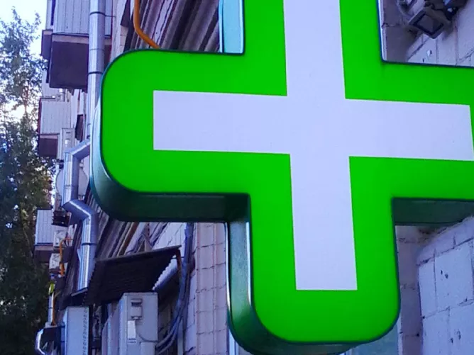 Zöld kereszt homlokzaton