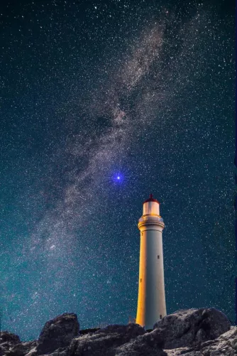 Csillagos égbolt, világítótorony