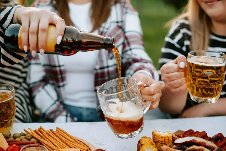 Sör töltése korsóba