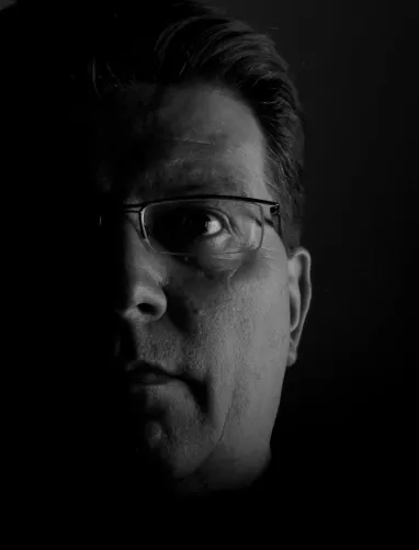 Elmosódó férfi arcfél 