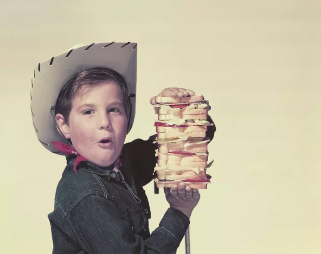 Szendvics torony gyermek kezében