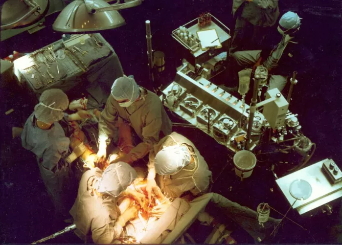 Szívműtét folyamatban, műtő felülnézetből