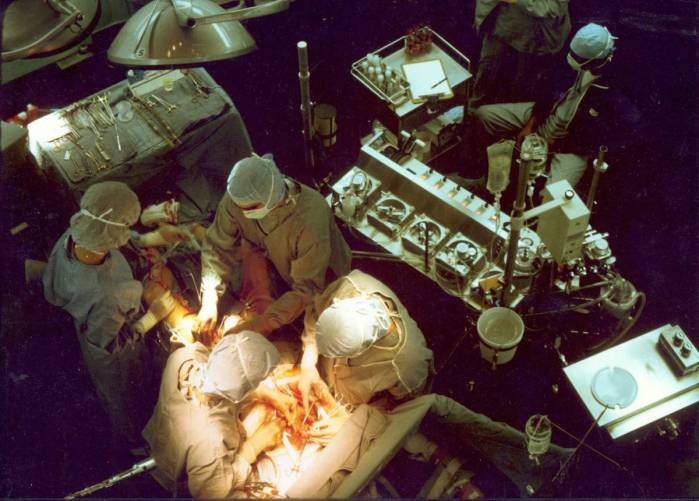 Szívműtét folyamatban, műtő felülnézetből