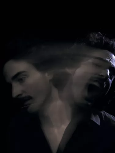 Stilizált kettős arcjáték – szelíd és agresszív