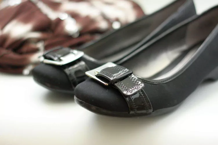 Egy pár csatos női cipő