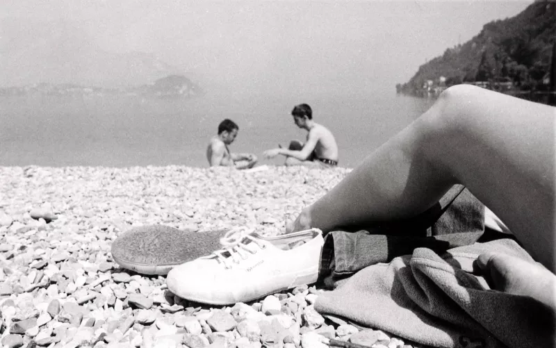 Láb, cipő, vízpart