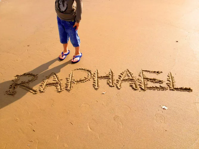 Keresztnév homokba rajzolva.