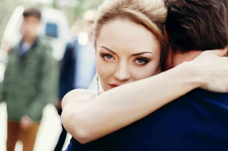 Hölgy öleli párját