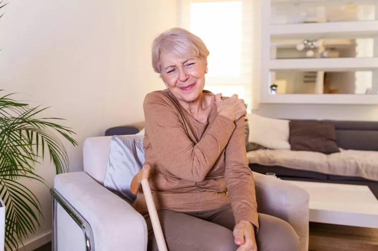 Vállát fájlaló nő