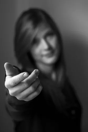 Kinyújtott kéz hívó gesztusa