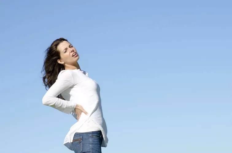 Derekát-csípőjét nyújtó nő.