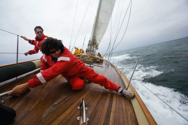 Szélben bedőlt vitorlás