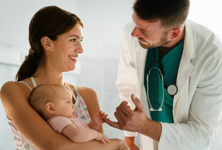 Anya és gyermeke orvosukkal