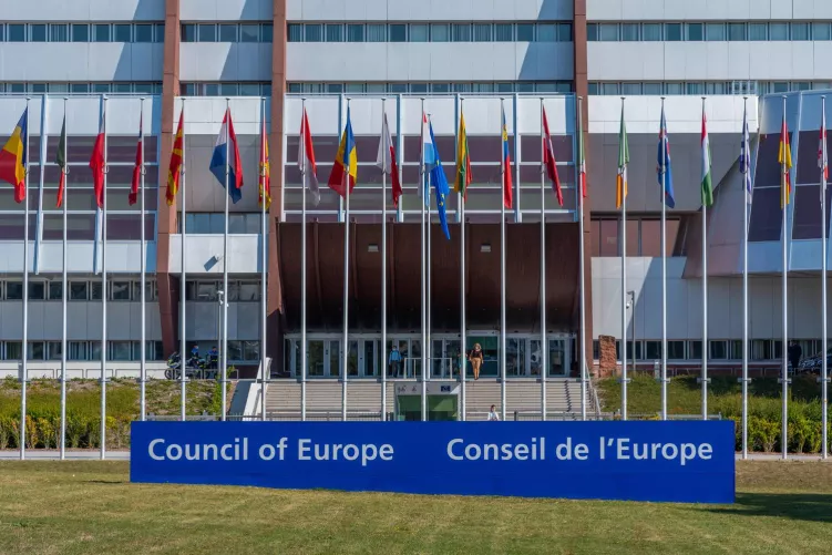 Európa Tanács székház, tagállami zászlókkal