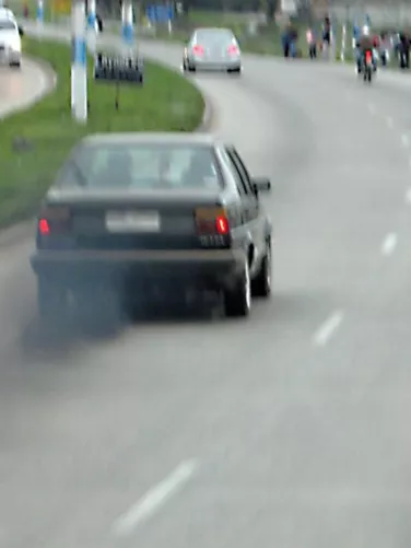 Elhanyagolt dízelüzemű jármű erősen füstöl.