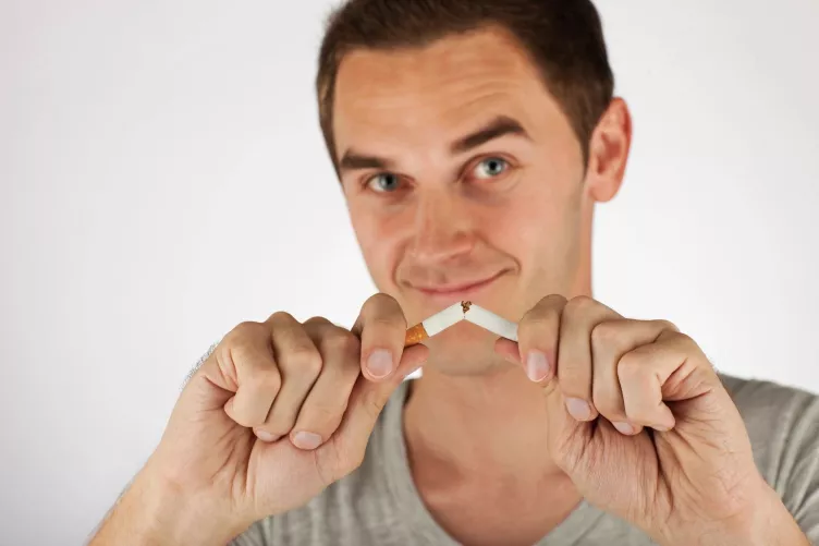 Férfi eltöri a cigarettáját