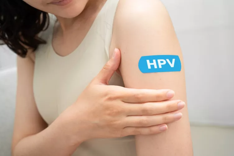 Iskolás HPV feliratú tapasszal