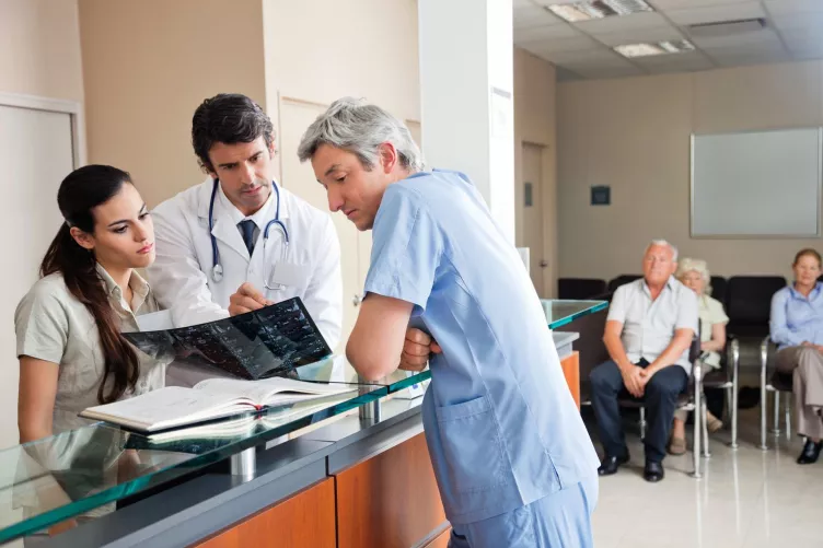 Kórházi recepció, háttérben páciensek