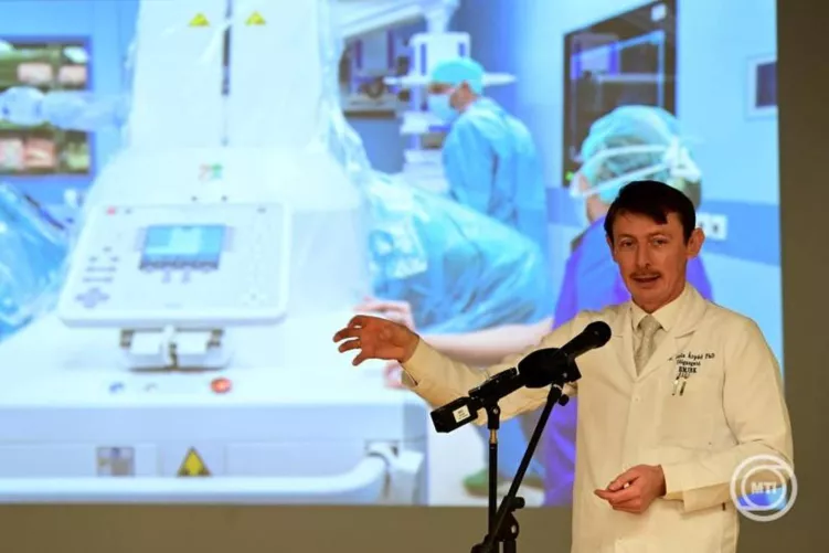 Viola Árpád idegsebész sajtótájékoztatót tart a Budapesti Dr. Manninger Jenő Baleseti Központban