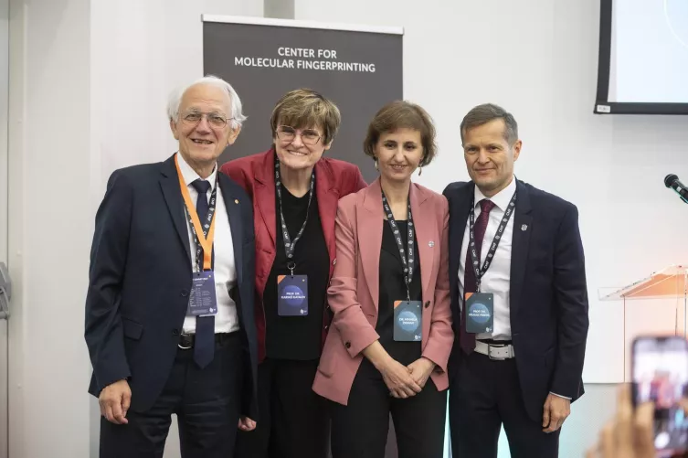 Gérard Mourou Nobel-díjas francia fizikus, Karikó Katalin Nobel-díjas kutatóbiológus, biokémikus, Mihaela Zigman, a Center for Molecular Fingerprinting (CMF) kutatási igazgatója, valamint Krausz Ferenc Nobel-díjas fizikus, a CMF ügyvezető igazgatója a CMF új lézerlaboratóriumának megnyitója alkalmából rendezett CMF Summit 2024 - A betegségprofilozás élvonalában című tudományos konferencián Szegeden 2024. június 17-én.