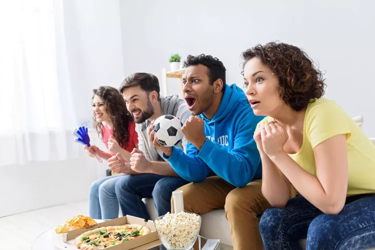 Fociszurkolók a TV előtt