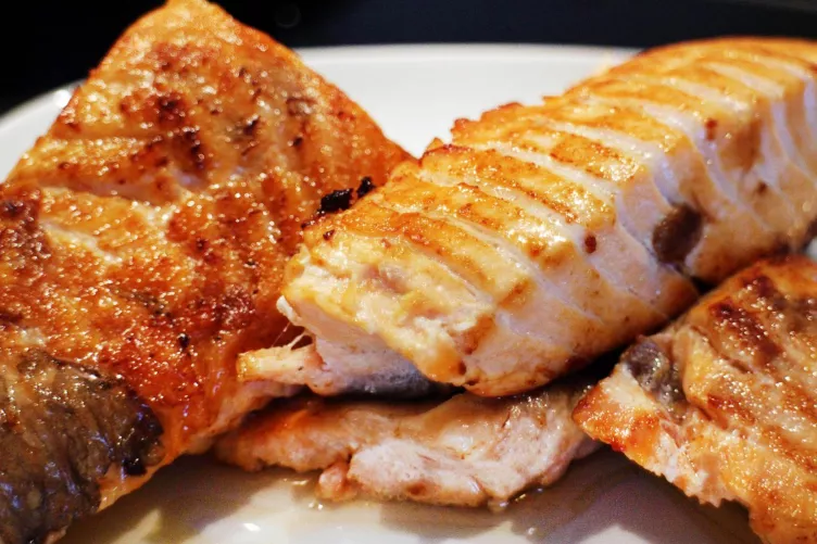 Sülthal a tányérban