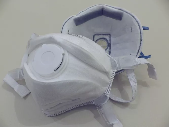 Légzésvédő maszk, félálarc (fotó: VBEdgar)