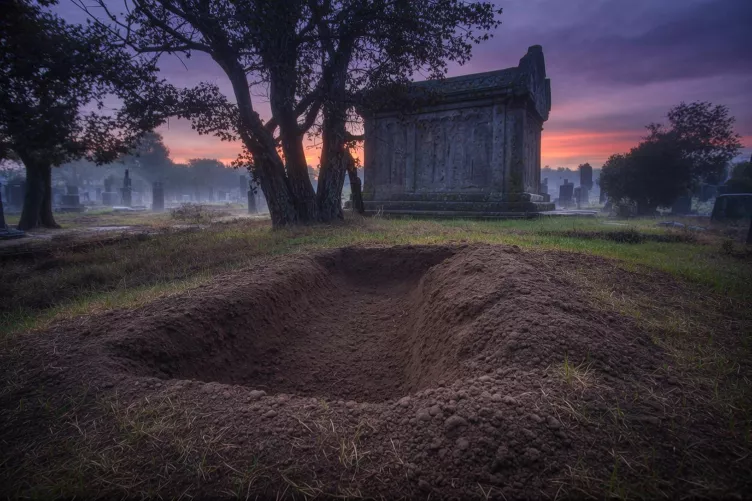 Kiásott sírhely temetőben