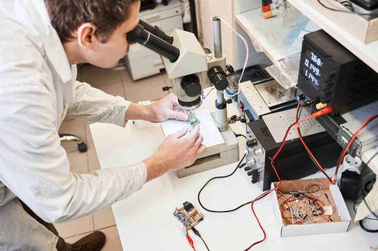 Kutató az elektronikai laborban