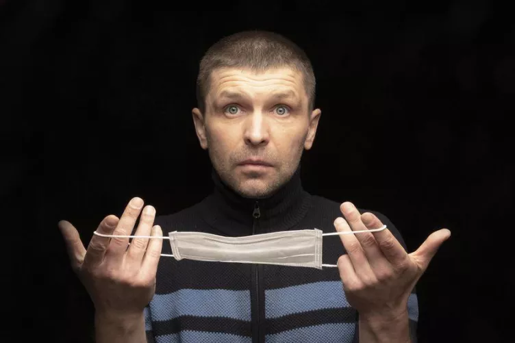 Tanácstalan férfi – felvegyem a maszkot vagy sem?