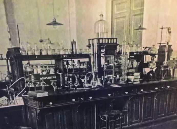 Régi laboratórium fekete-fehér képe