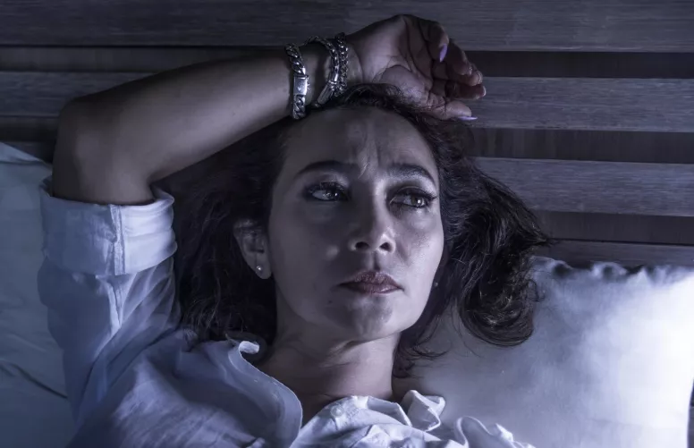 Elrévedő középkorú nő