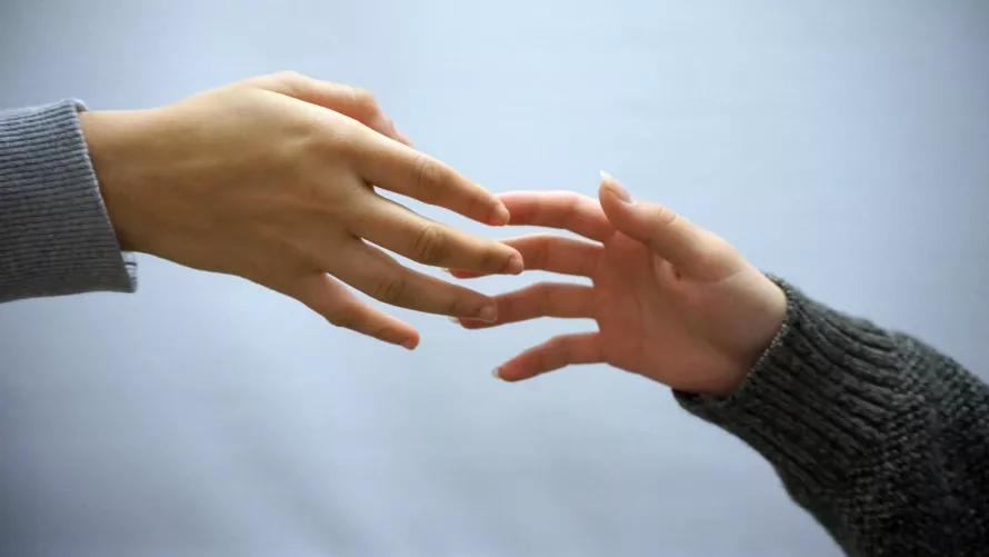 Egymást kereső kezek