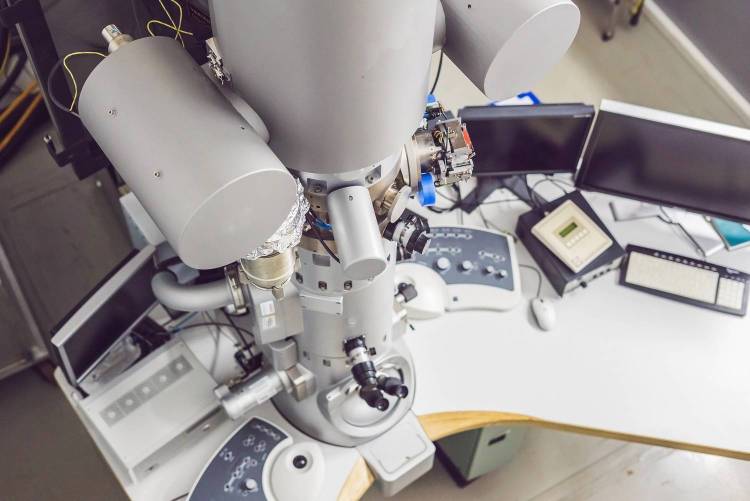 Elektronmikroszkóp laborban - illusztráció (forrás: DepositPhotos) Elektronmikroszkóp