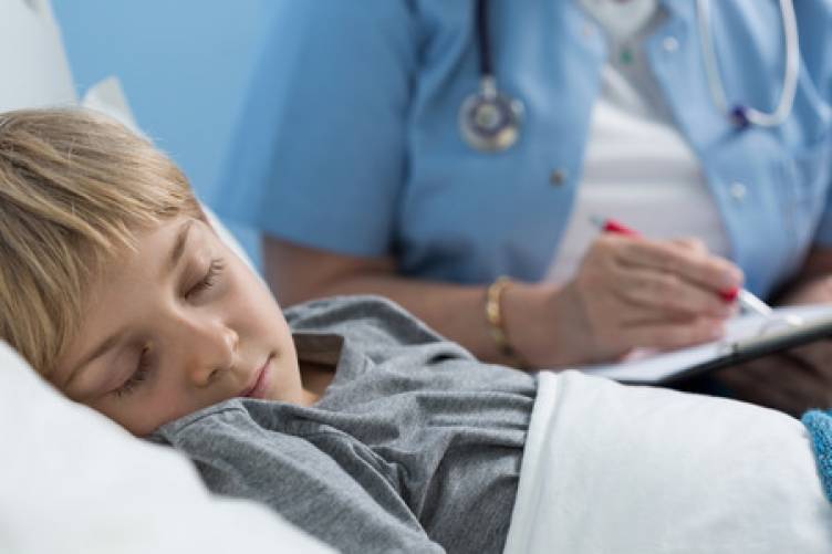 Beteg gyermek – szülők a kórházi ágy szélén