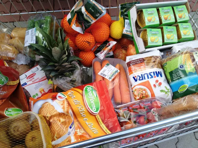 Élelmiszerek egy áruház polcain