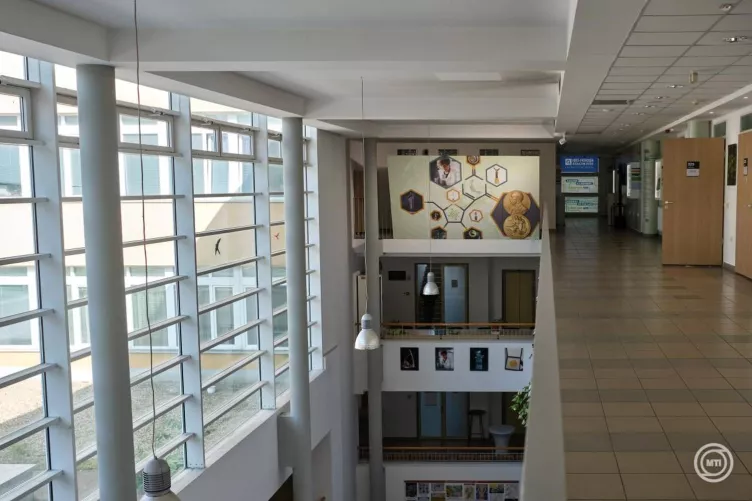 Szegedi Tudományegyetem Biológiai Kutatóközpontjának épületében