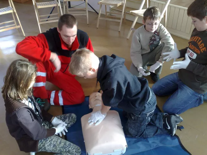 Diákok anatómiai babán mellkasi kompressziót gyakorolnak