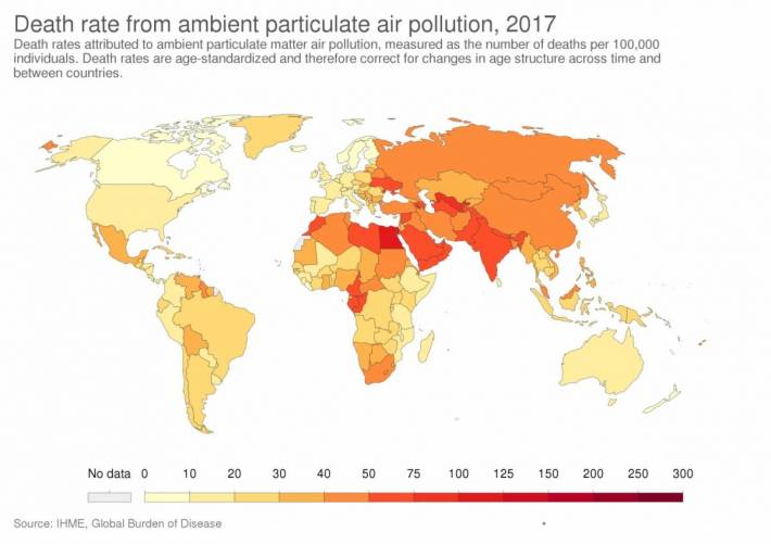 Légszennyezés okozta halálozás 2017-ben világszerte, színkódos térképen.