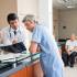 Kórházi recepció, háttérben páciensek