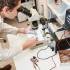 Kutató az elektronikai laborban