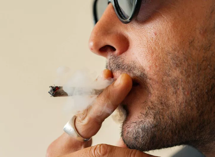 Dohányzó férfi