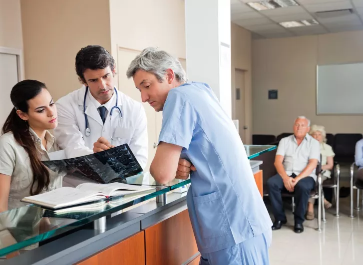 Kórházi recepció, háttérben páciensek