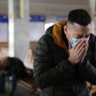 Tüsszentő beteg nyilvános helyen, maszkban