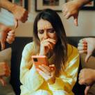 Telefonját elkeseredetten néző nő