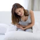 Hasát fájlaló nő