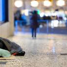 Utcán alvó hajléktalan